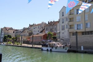 Bateau a quai embarcadère rengée de maisons Lagny