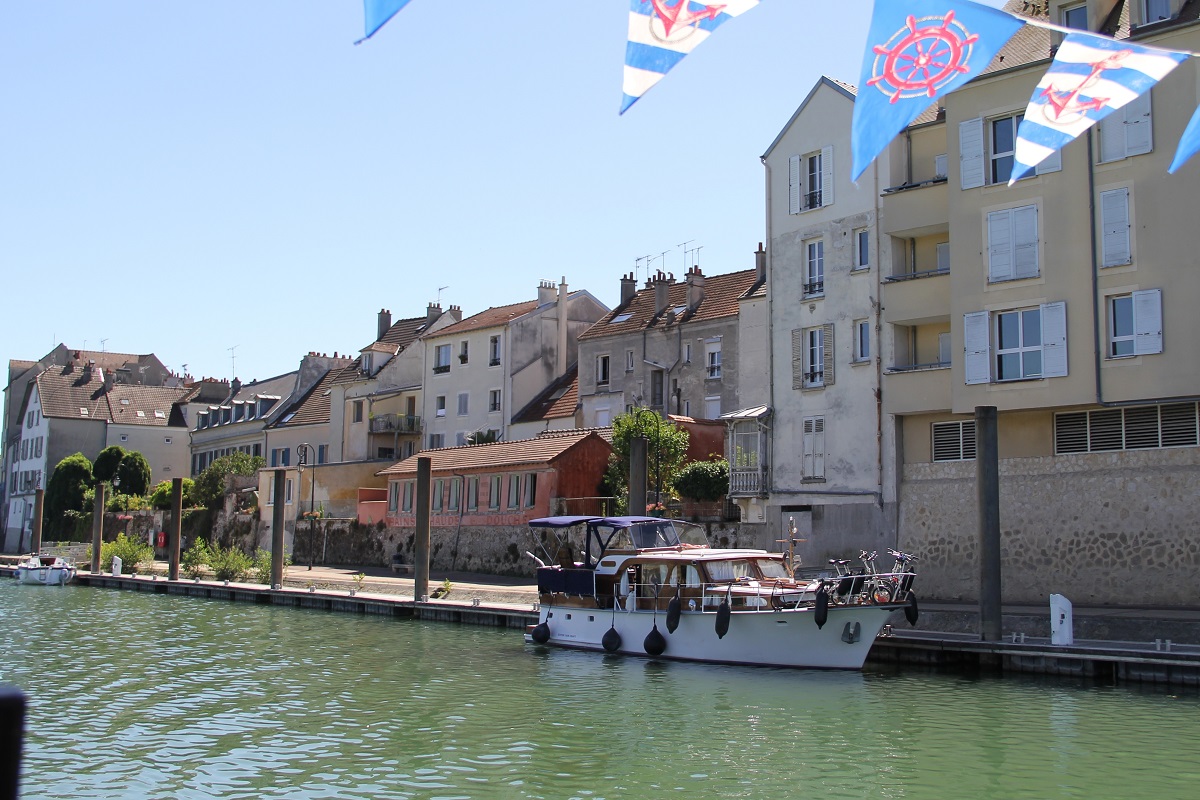Bateau a quai embarcadère rangée de maisons Lagny